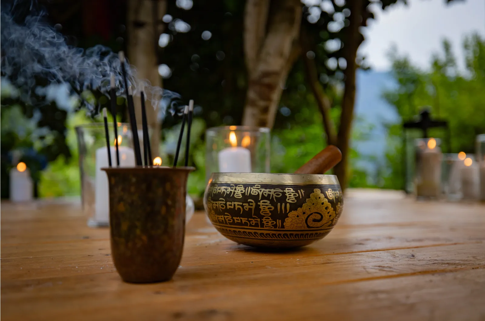 Campana tibetana — dettaglio meditativo per yoga e mindfulness a Casa Ortensia, Monteggio, Malcantone, Ticino