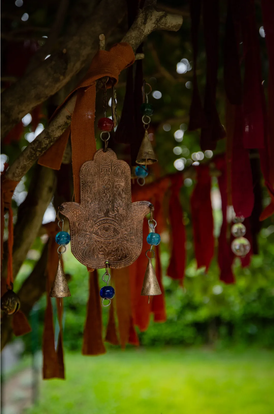 Dettaglio dei nastri rossi e campanelle sull'Albero dei Desideri