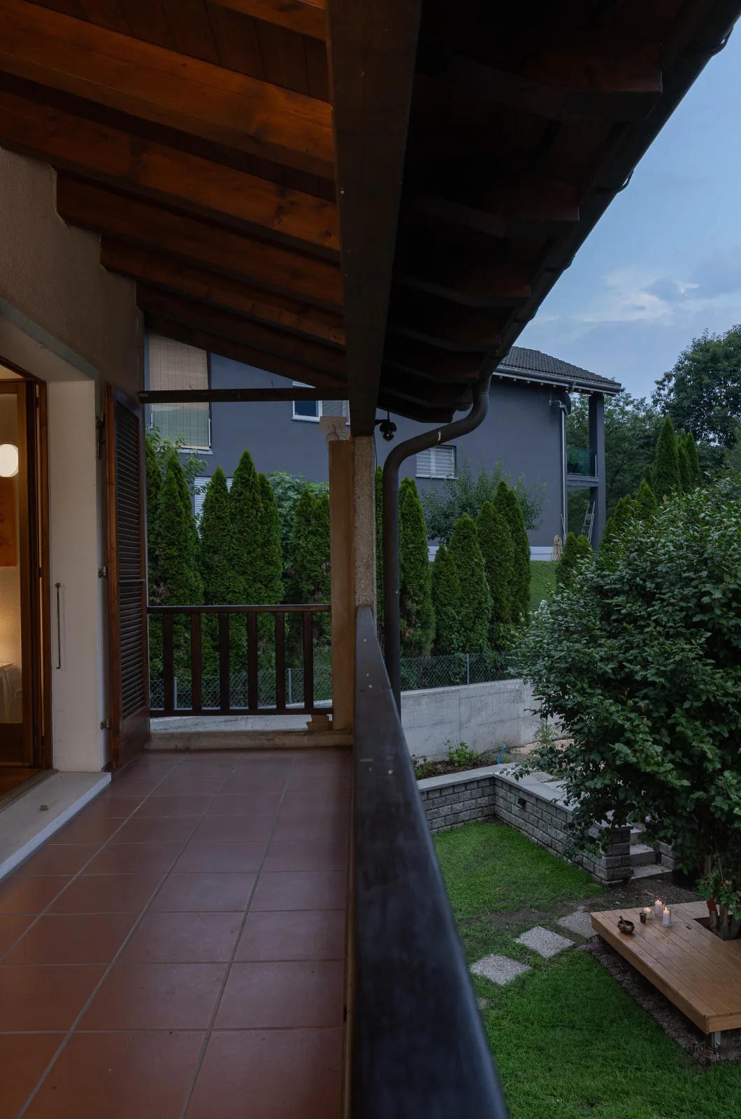 Camera con porta finestra sul balcone