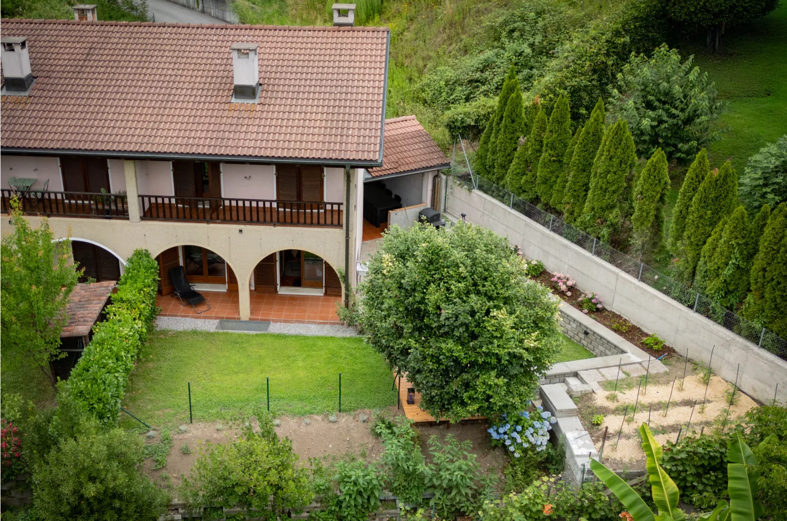 Vista dall'alto del giardino recintato di Casa Ortensia