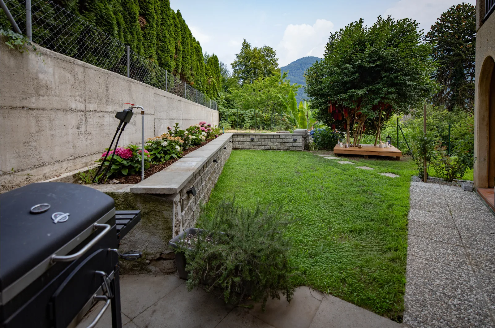 Giardino con barbecue a carbonella e vista sulle colline