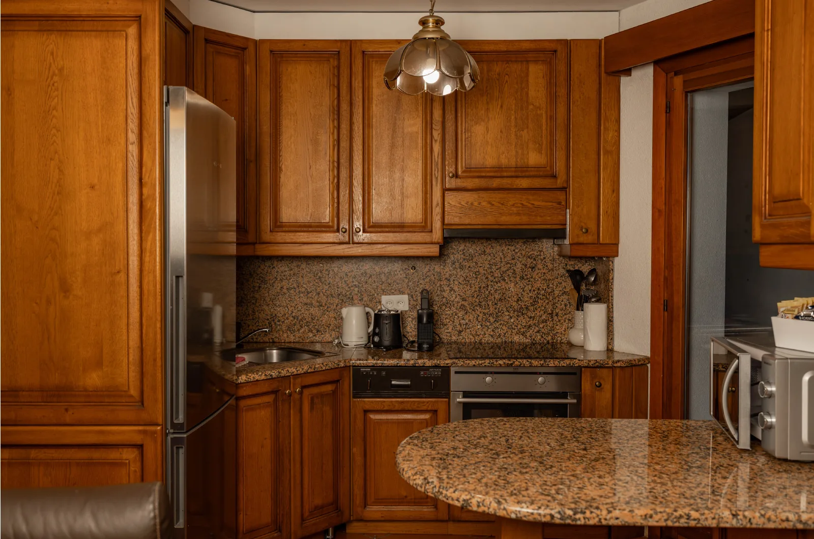 Cucina in legno con piano in granito