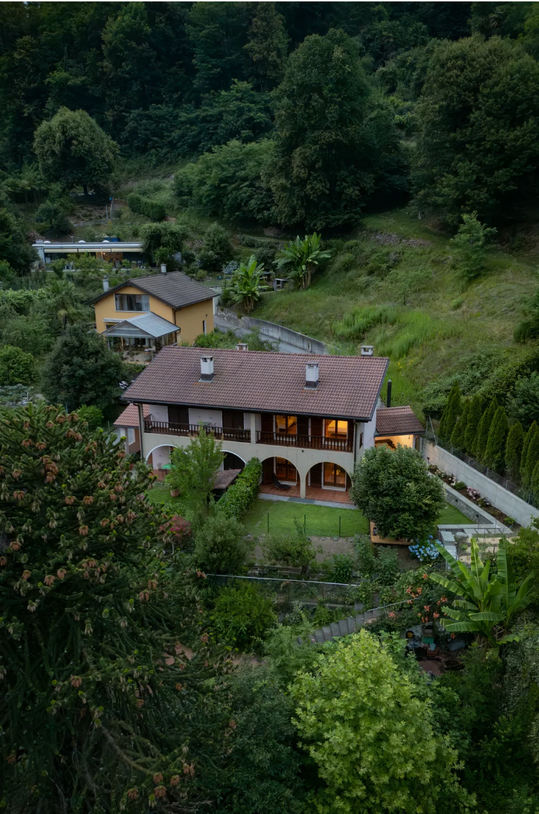 Casa Ortensia immersa nel verde del Malcantone, vista aerea